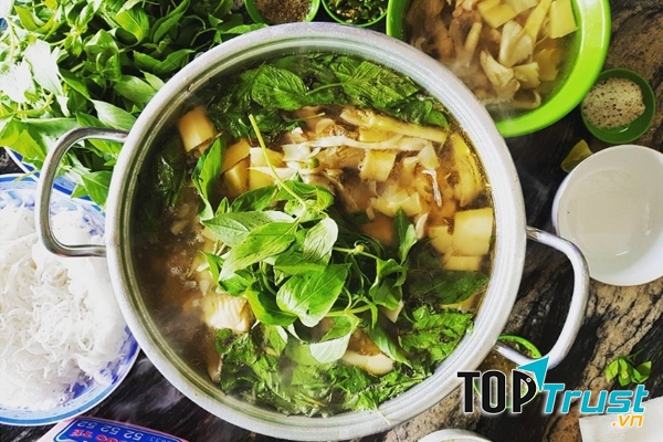 Tao Ngộ - Lẩu Gà Lá É là một trong những quán lẩu ngon tại Đà Lạt