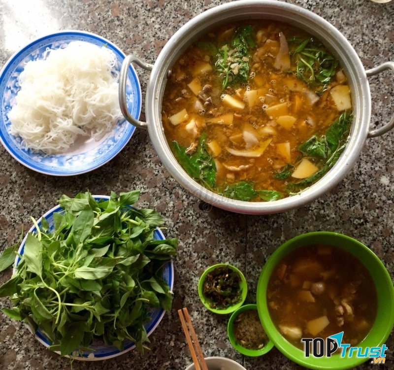 Ghé qua quán Tao Ngộ để thưởng thức món lẩu gà lá é