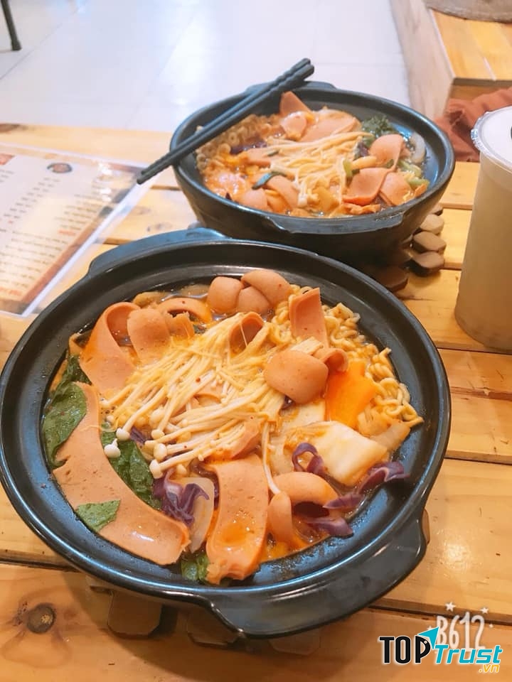 Quán thu hút khách hàng với các loại thức uống thơm ngon cùng đa dạng các món ăn vặt, đặc biệt là món mì cay.