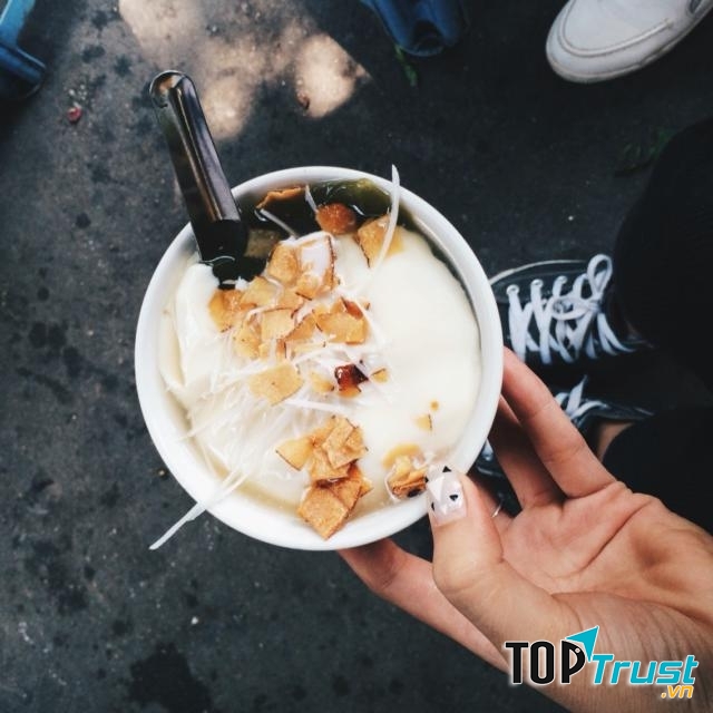 Tào phớ mịn, mượt, màu ngà tự nhiên.