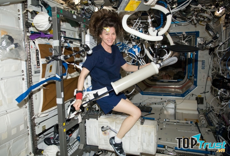 Một phi hành gia đang tập thể dục.