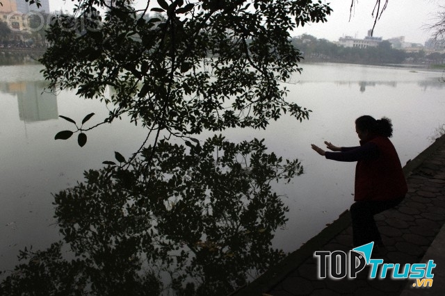 Tập thể dục từ lâu đã là một nếp sống của người Thủ đô Hà Nội, dù mùa đông hay mùa hè, dù trời nắng hay mưa.