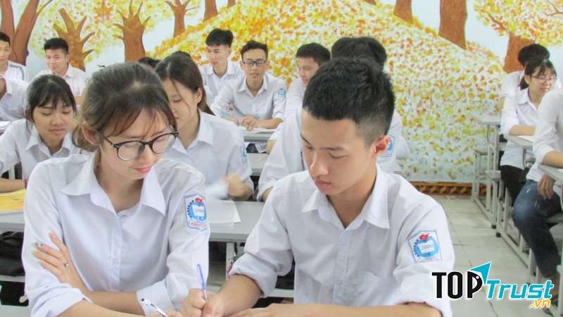 Khi giúp bạn học, bạn cần phải giải thích vấn đề đó rõ ràng nhất có thể