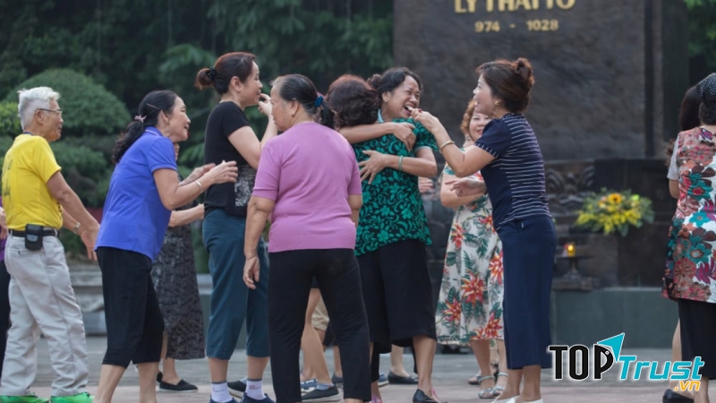 Tập trung đông người, hoạt động kinh doanh, dịch vụ tại nơi công cộng