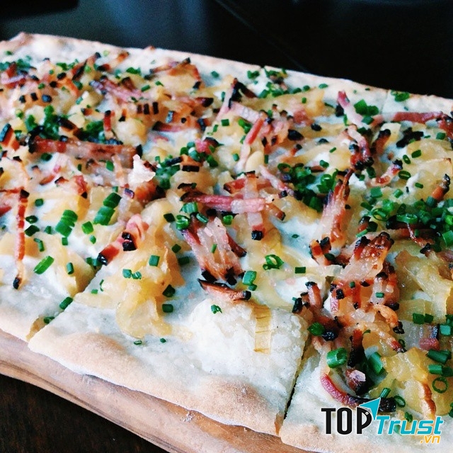 Nhìn gần thì khó để biết đây là Tarte Flambee hay Pizza truyền thống nữa?