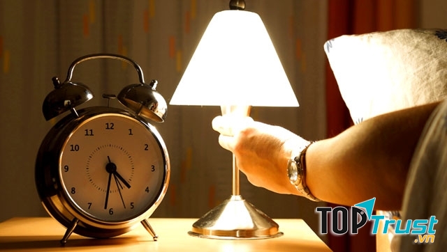 Tắt TV, đèn trước khi đi ngủ