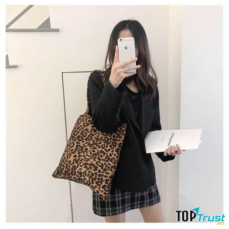 Nếu bạn là một cô nàng thích ăn mặc theo phong cách Hàn Quốc thì không nên bỏ lỡ địa chỉ túi xách Tatu Shop