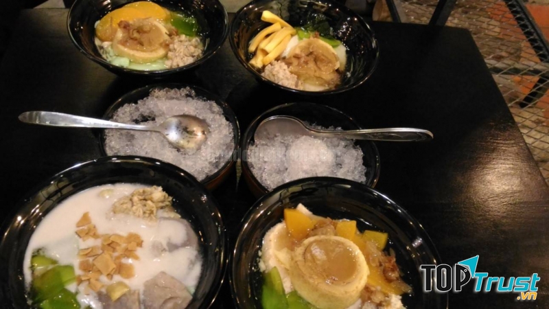 Vẫn là tàu hũ trắng mịn mềm mại truyền thống như tàu hũ xe Lam chú trọng hơn trong việc kết hợp với nhiều loại topping như thạch đào, mít, kẹo dẻo, bánh flan