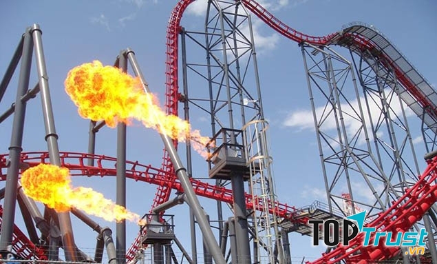 Những cú phun lửa bất ngờ khiến du khách giật thót tim