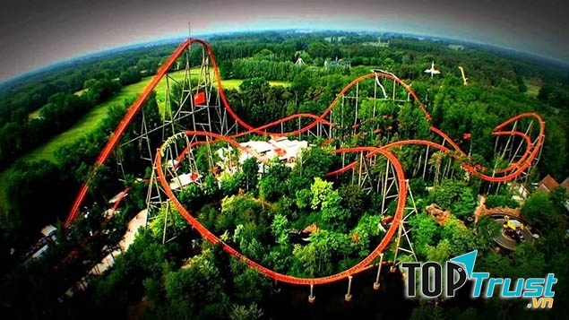 Nhìn từ trên cao, tàu lượn siêu tốc giống như một sợi dây uốn éo trong rừng