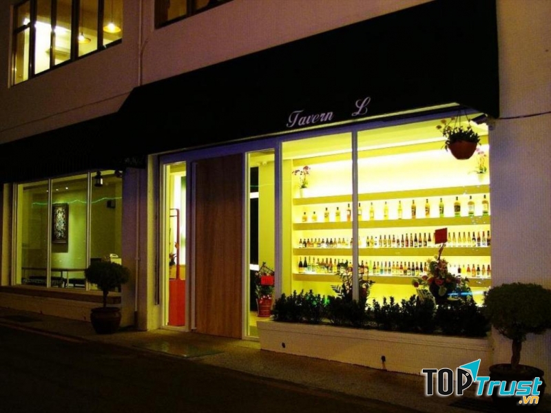 Tavern L Hostel