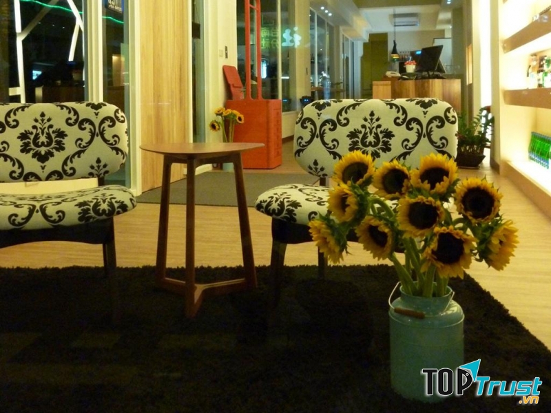 Tavern L Hostel
