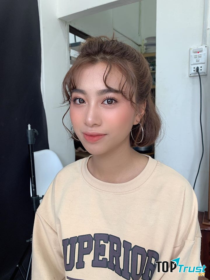 Make up kỷ yếu