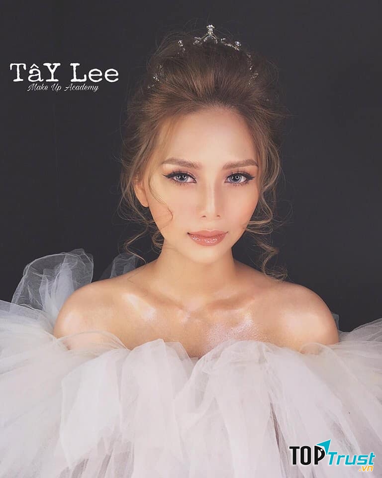 Trang điểm cô dâu