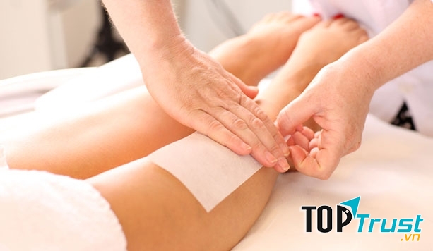 Khi lấy miếng dán ra, bạn hay kéo thật dứt khoát và nhanh theo chiều ngược lại của hướng lông mọc