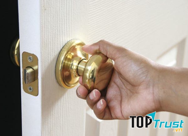 Tay nắm cửa mang theo mầm bệnh