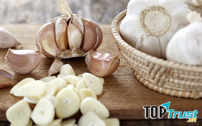 Cách xóa nốt ruồi bằng tỏi là một trong những phương pháp được nhiều chị em lựa chọn sử dụng tại nhà.