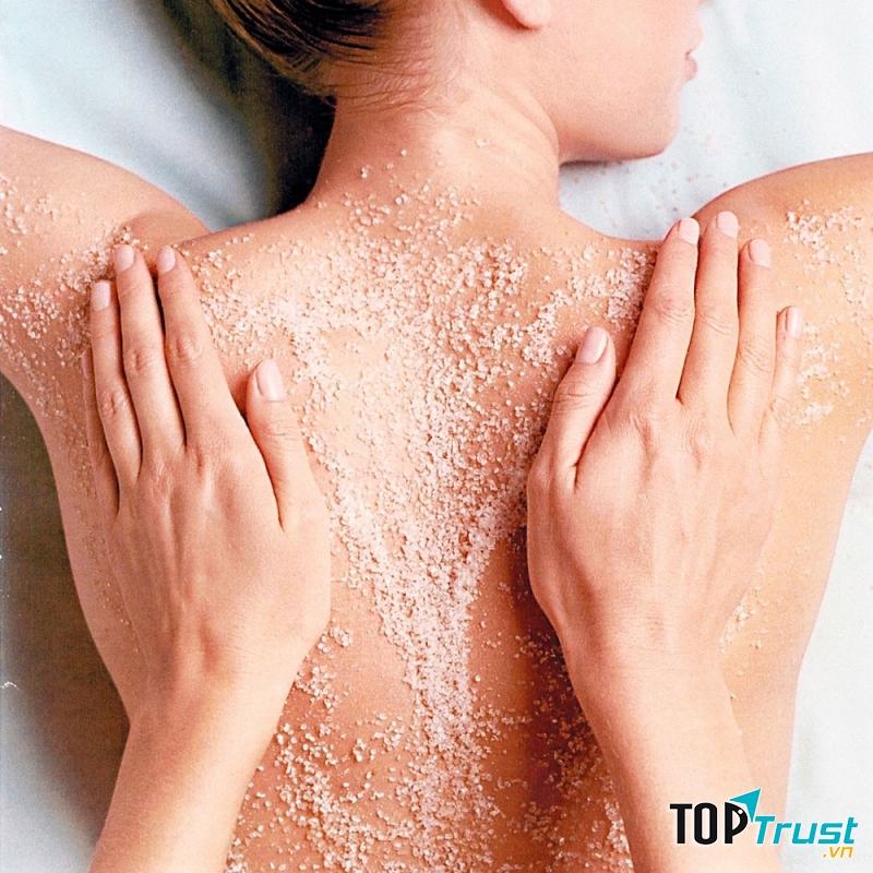 Trị mụn trứng cá vùng lưng bằng muối biển
