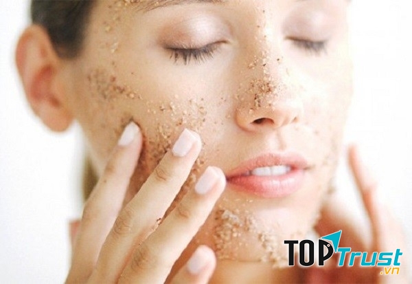 Đắp mặt nạ làm đẹp da bằng hỗn hợp muối biển, nước và mật ong