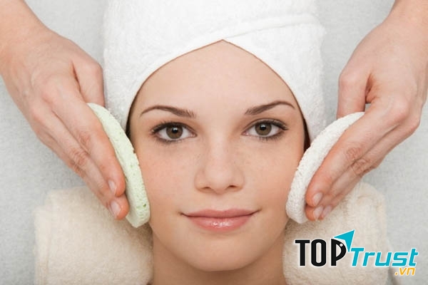 Những cô nàng da dầu nên thực hiện tẩy tế bào chết đều đặn mỗi tuần để giúp loại bỏ những bụi bẩn và dầu thừa.