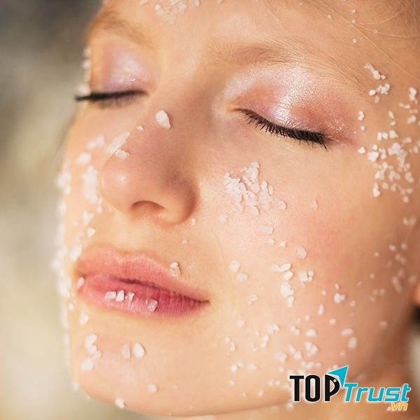 Tẩy tế bào chết thường xuyên để da sáng màu hơn.