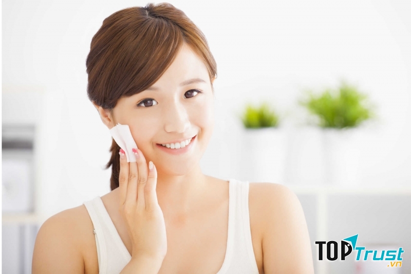 Tẩy trang cho sạch kem phấn trước khi rửa mặt