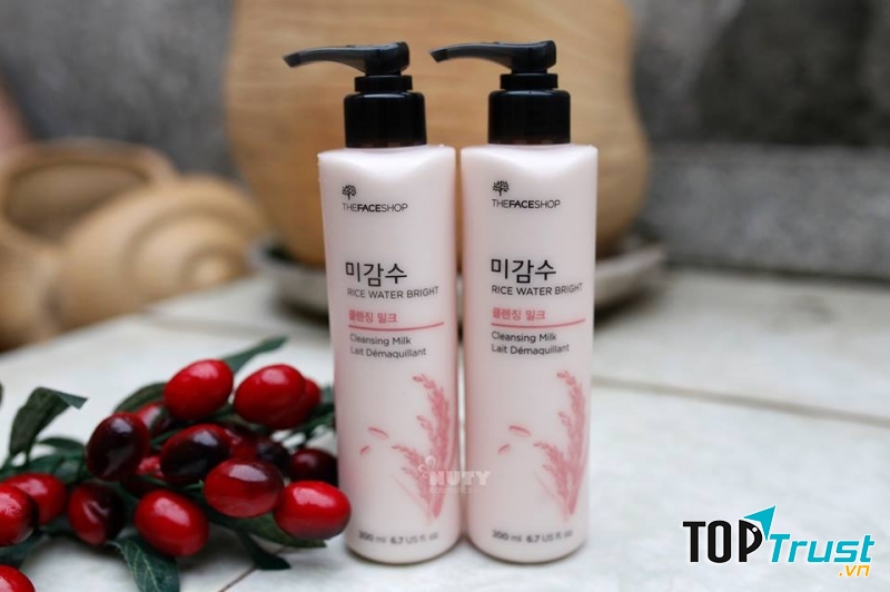 Tẩy trang Gạo dạng sữa The Face shop với thiết kế vòi nhấn tiện lợi