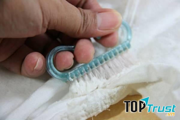 Tẩy vết bẩn trên quần áo