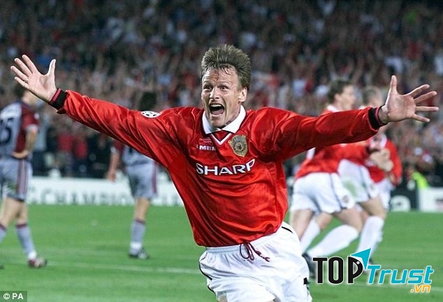 Khoảnh khắc hạnh phúc tột độ của Teddy Sheringham trong trận chung kết C1 năm 1999 cùng với Manchester United
