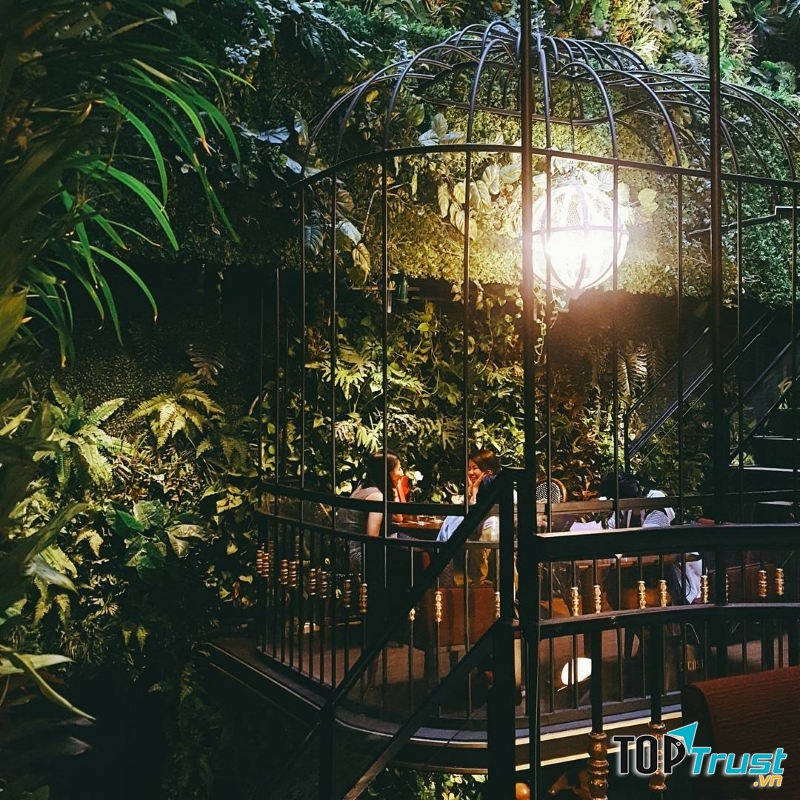Quán mang phong cách cổ điển, sang trọng