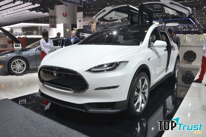 Tesla Model X - 140.000 USD