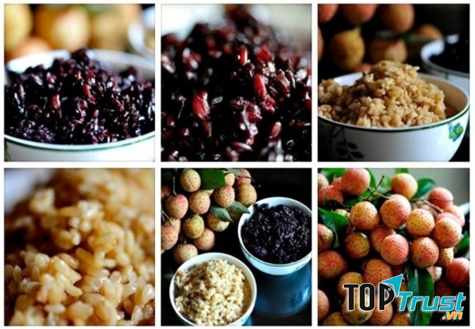 Mâm cúng Tết Đoan ngọ của người Việt thường có hoa quả, bánh tro, rượu nếp để diệt sâu bọ