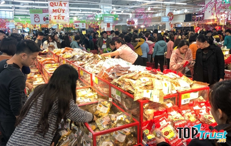 Đồ uống, bánh kẹo, thực phẩm khô… là những mặt hàng thiết yếu có thể bảo quản và dự trữ trong Tết