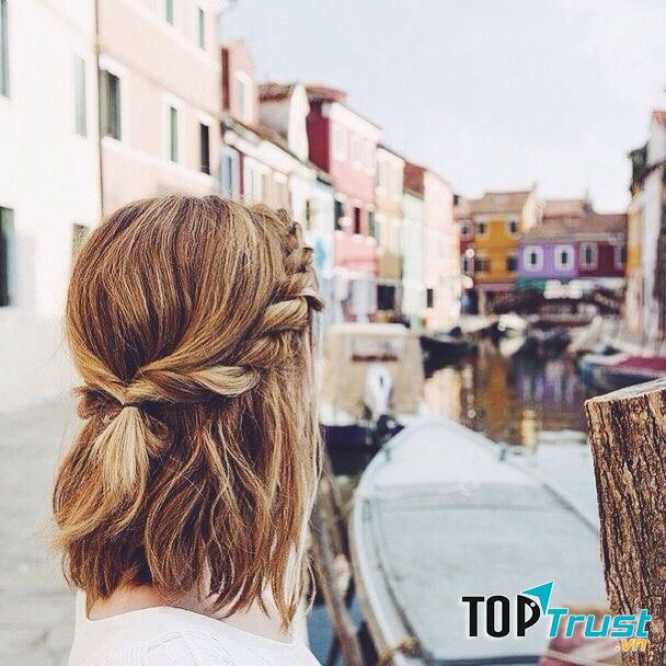 Bạn có thể tết phồng một bên và giấu vào sau tóc hoặc tết tóc mái cũng là một ý tưởng cực hay cho những cô nàng cá tính.