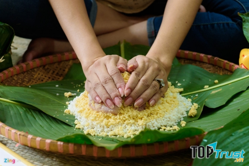 Gói bánh chưng ngày Tết