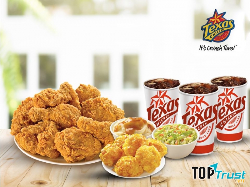 Gà được tẩm ướp nhiều hương vị rất ngon và đặc biệt, lớp da bên ngoài được chiên giòn rụm, có màu vàng tươi hấp dẫn