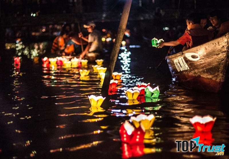 Thả đèn hoa đăng và ngắm phố cổ về đêm