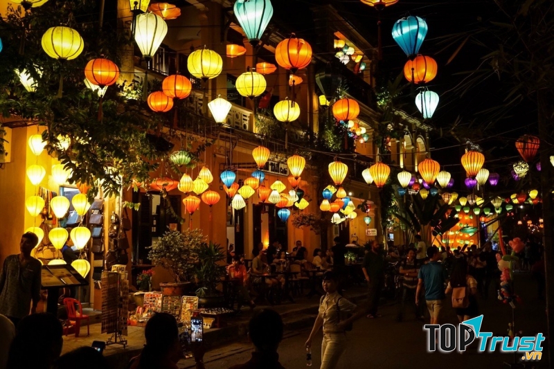 Thả đèn hoa đăng và ngắm phố cổ về đêm