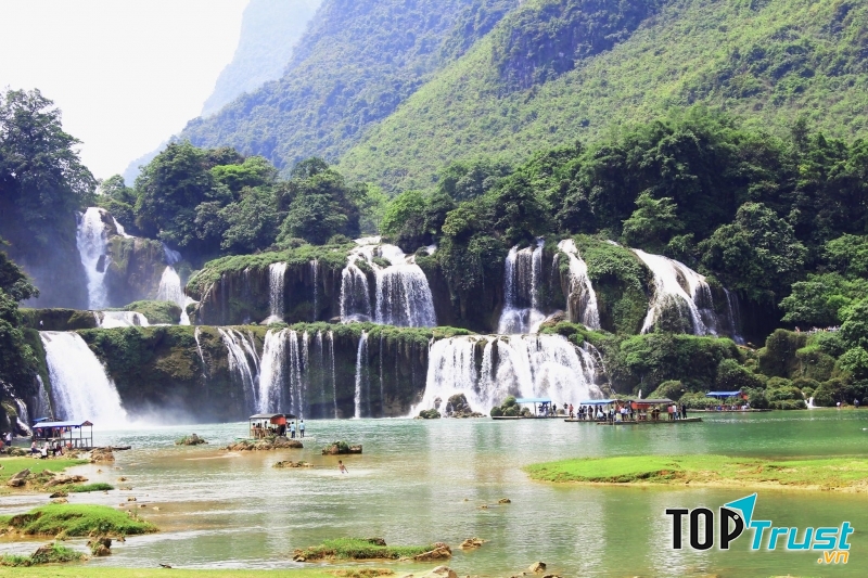 Thác Bản Giốc ngày nhiều nước