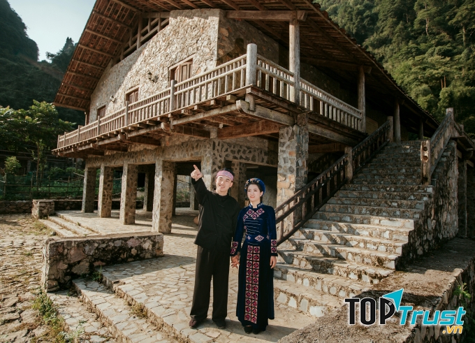 Ảnh cưới chụp tại Làng Tày cổ Khuổi Ky (xã Đàm Thủy) và thác Chó (một địa danh nổi tiếng tại xã Thông Huề).