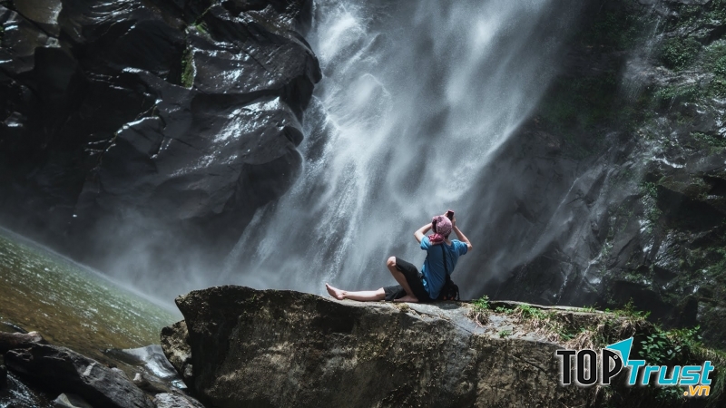 Thác Háng Tề Chơ hùng vĩ giữa núi rừng Tây Bắc