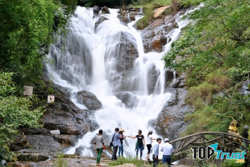 Con thác nước chảy trắng xóa khiến giới trẻ thích thú