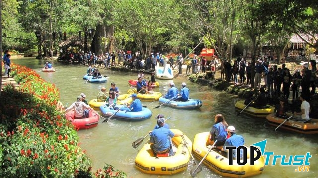 Bơi thuyền ngay tại thác Prenn