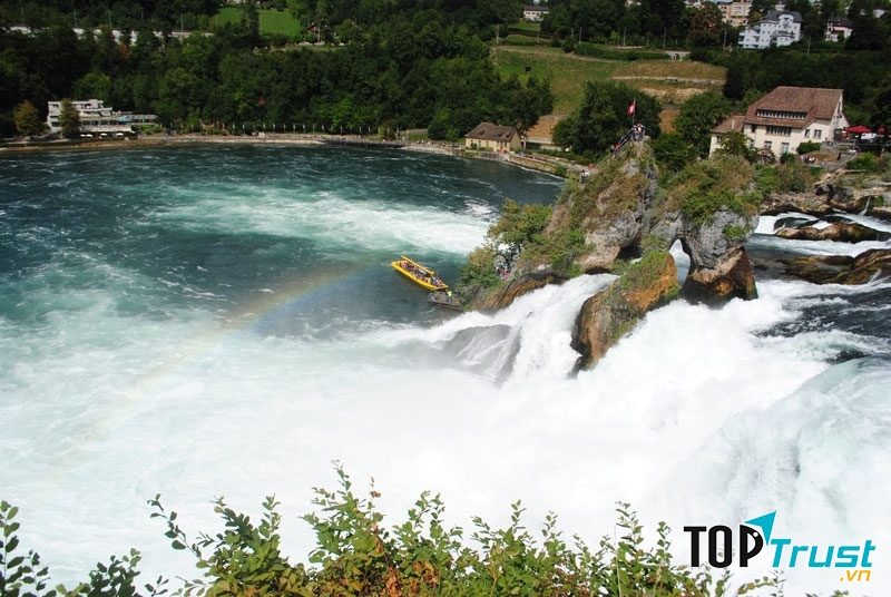 Vào mùa hè, phương thức du lịch tiện lợi nhất là một tour du lịch trên thuyền dọc sông Rhine