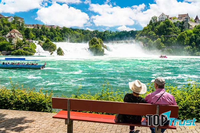 Thác nước sông Rhine là quà tặng kỳ diệu của thiên nhiên dành cho đất nước Thụy Sĩ.
