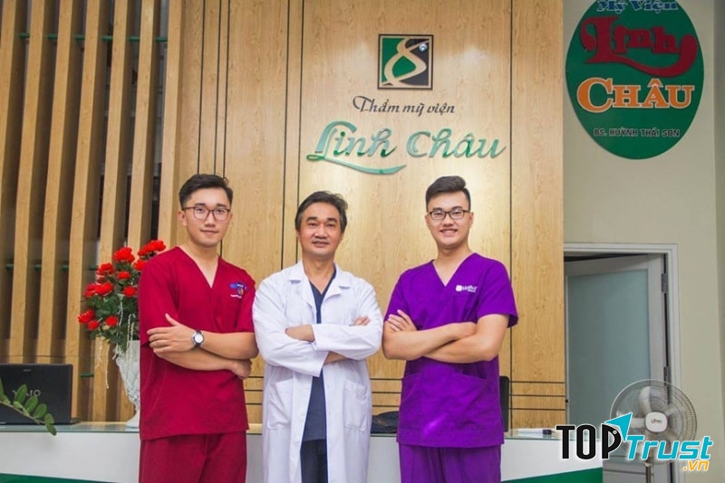 Thạc sĩ Bác sĩ Huỳnh Thái Sơn (người đứng giữa)