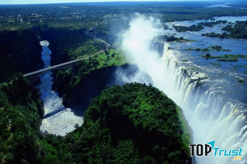 Thác Victoria, Zimbabwe và Zambia