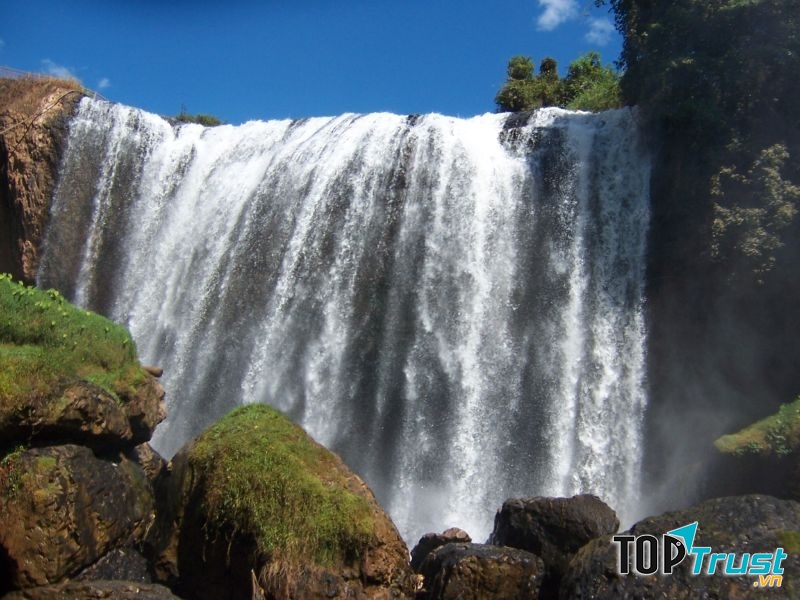 Nước từ trên cao tưới thêm sự sống cho những chú Voi Đá dưới chân thác
