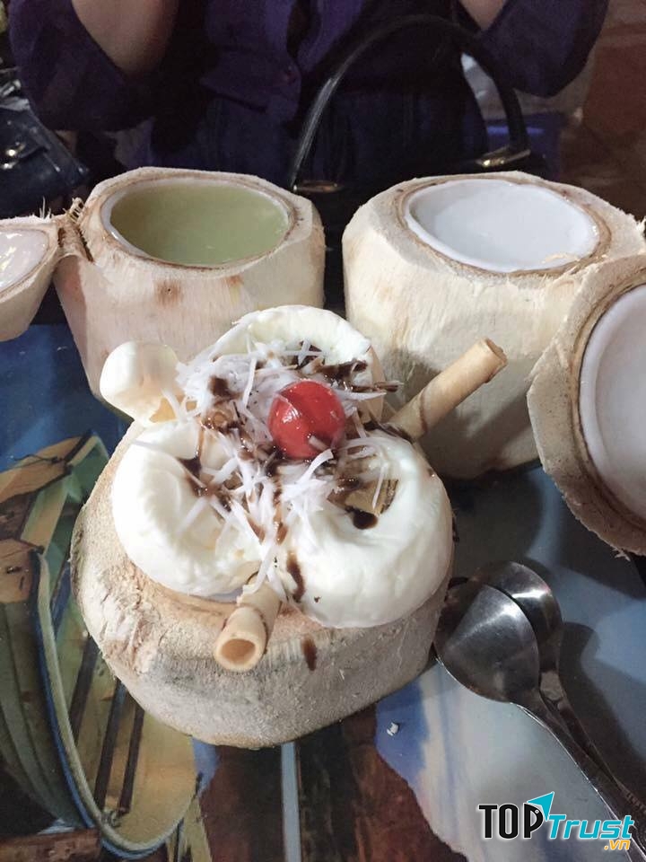 Bên trên là kem, bên dưới là dừa