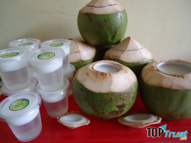 Quán bán cả dừa quả lẫn thạch cốc